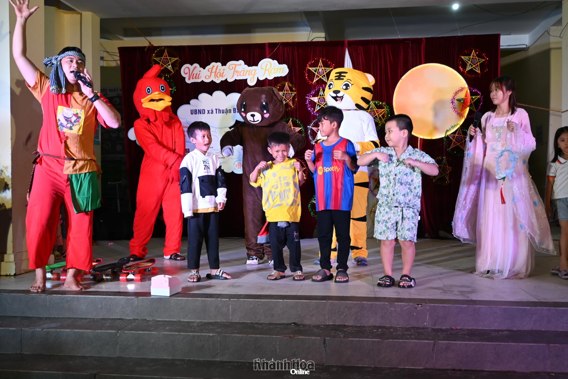 Các em nhỏ tham gia trò chơi vui nhộn.