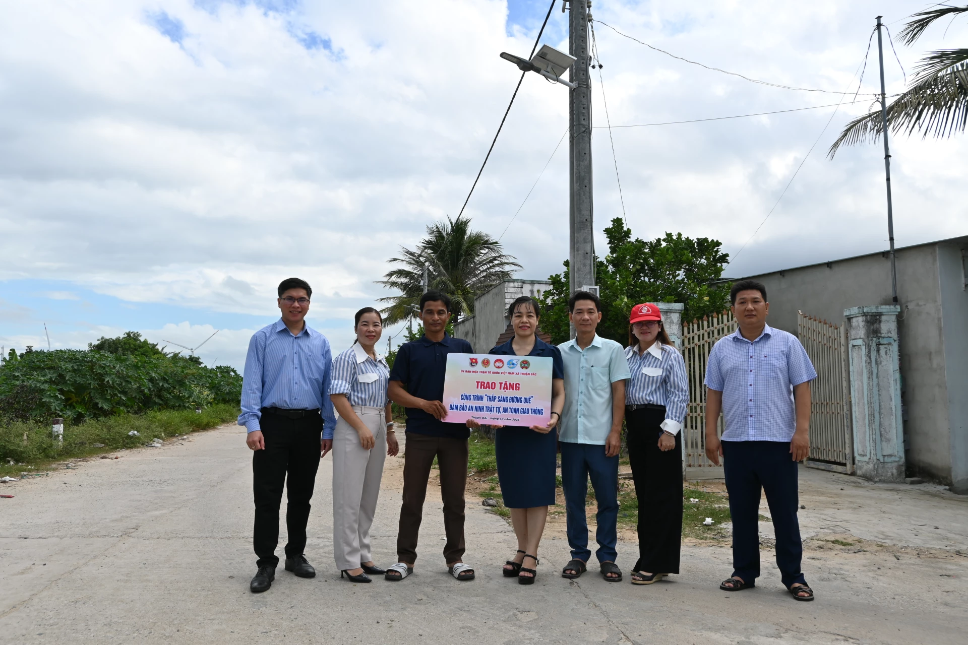 Bàn giao đưa vào sử dụng công trình Thắp sáng đường quê tại thôn Ấn Đạt, xã Thuận Bắc.