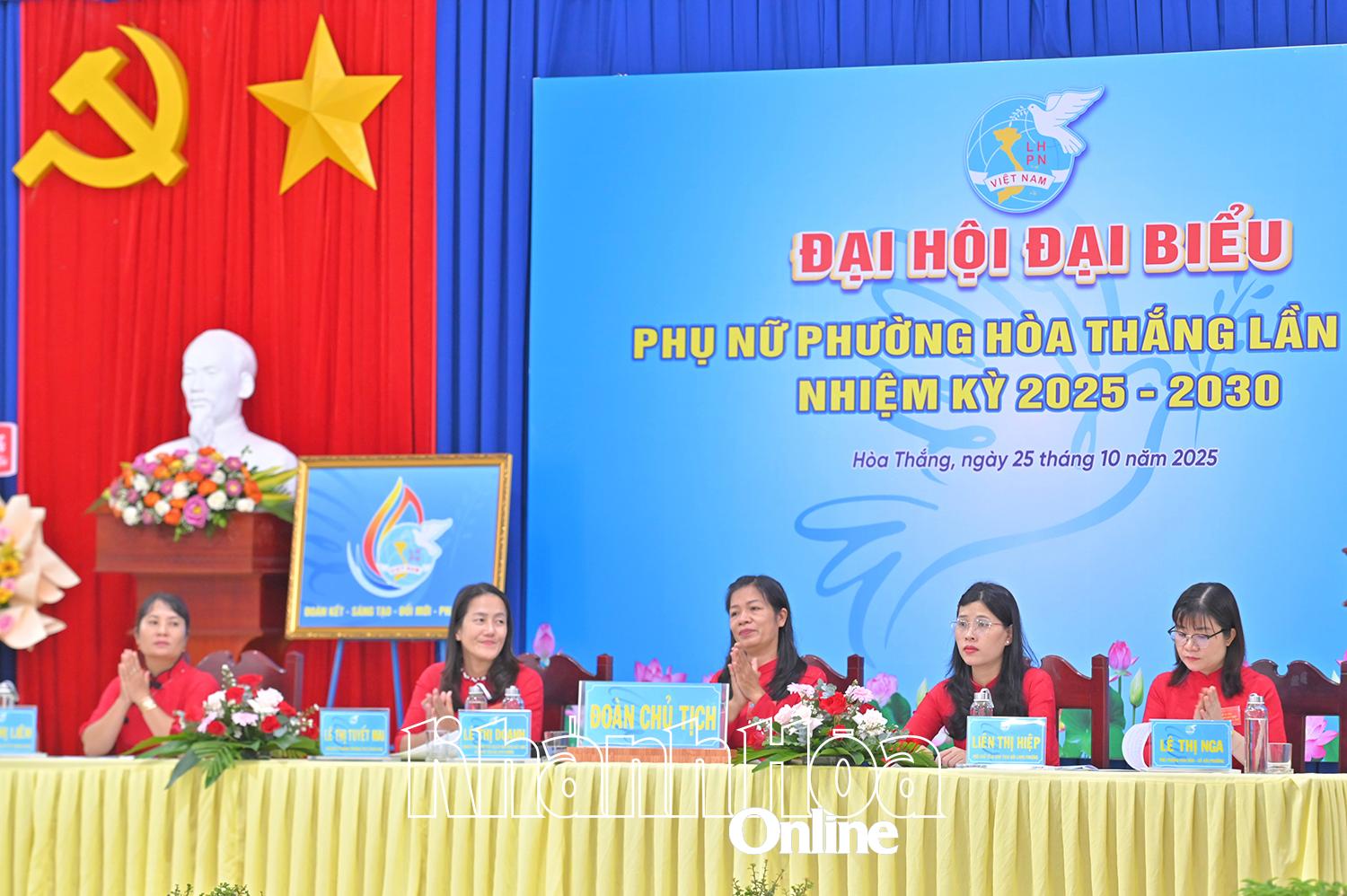 Đoàn Chủ tịch điều hành đại hội.