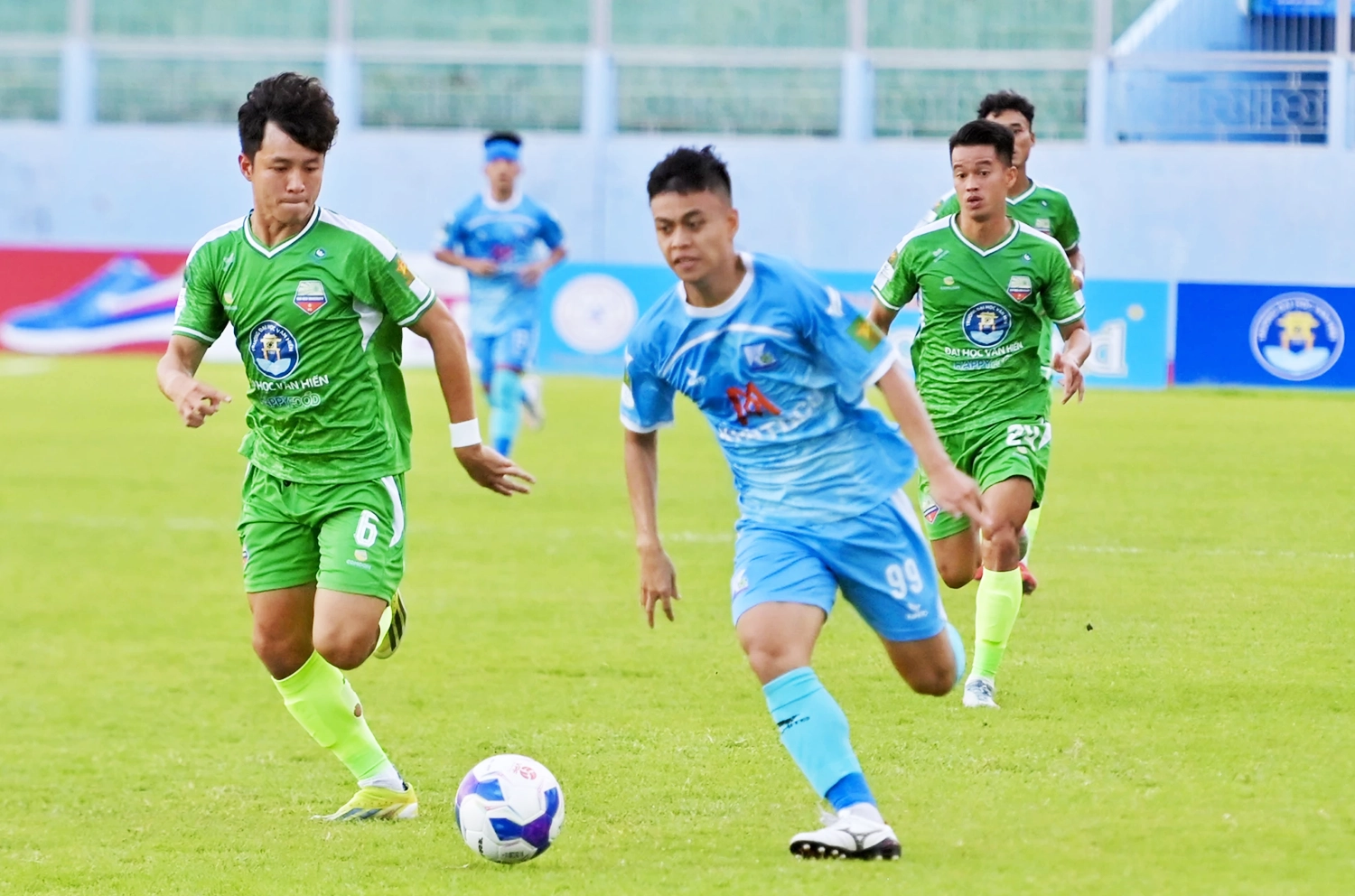 Cầu thủ Khắc Khiêm (số 99) đã có trận đấu hay, ghi cú đúp vào lưới đội bóng Đại học Văn Hiến.