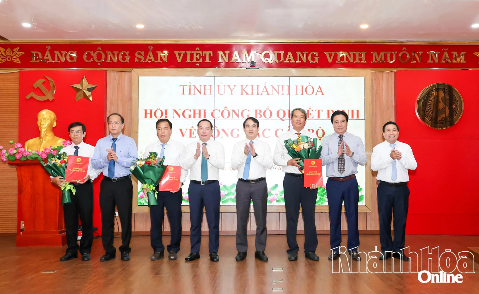 Các đồng chí Thường trực Tỉnh ủy tặng hoa chúc mừng cán bộ được giao nhiệm vụ mới.