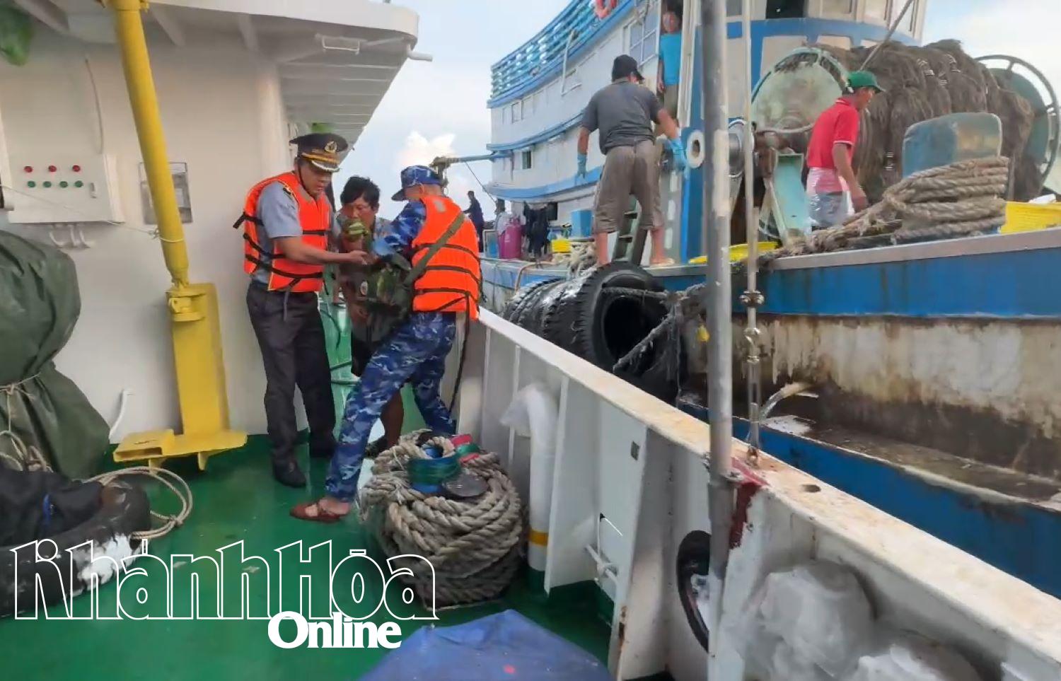 Tổ quân y đưa ngư dân gặp nạn sang tàu KN 201 để sơ cứu.