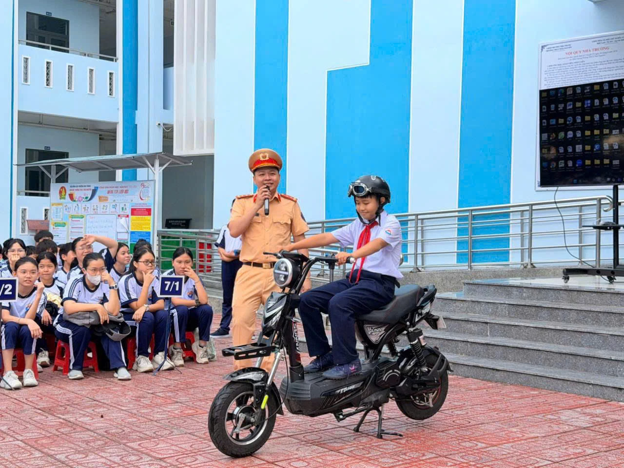 Cán bộ Phòng Cảnh sát giao thông hướng dẫn lái xe an toàn cho học sinh