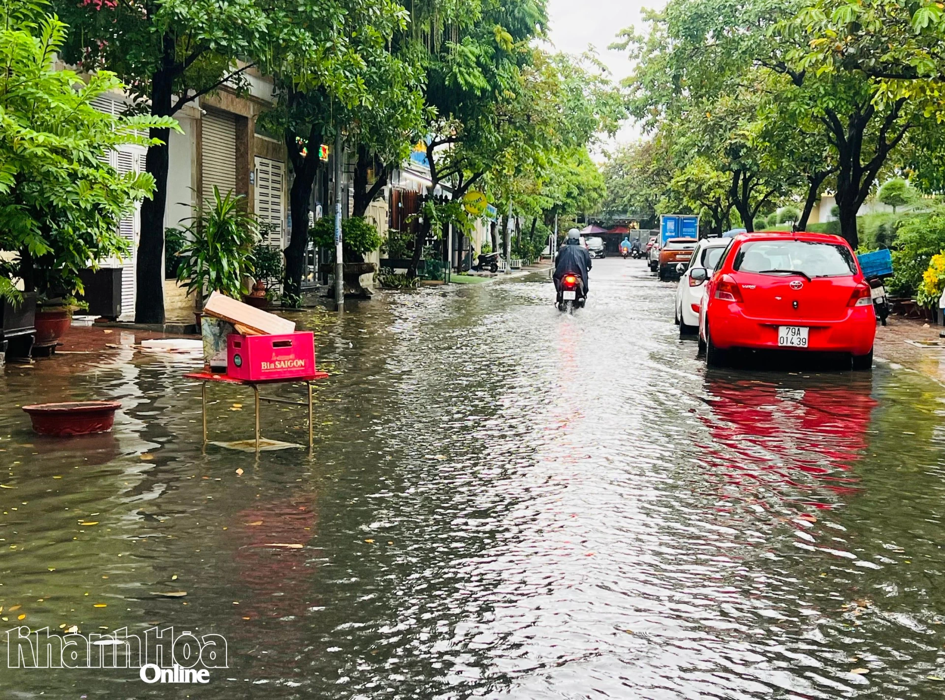 Người dân ở Khu đô thị Vĩnh Điềm Trung đem vật dụng để ra đường cảnh báo đường bị ngập sâu