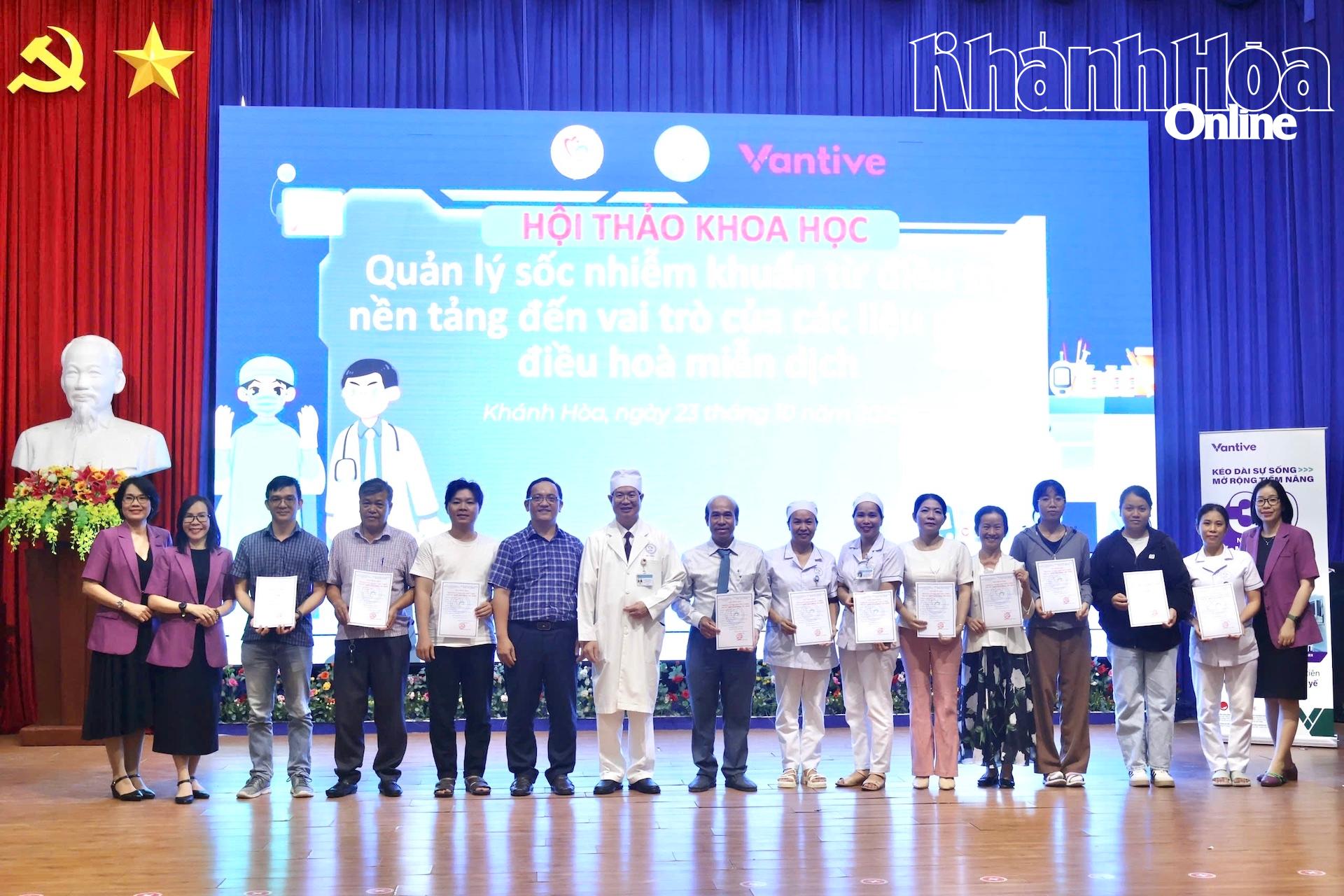 Các học viên được cấp chứng chỉ đào tạo liên tục