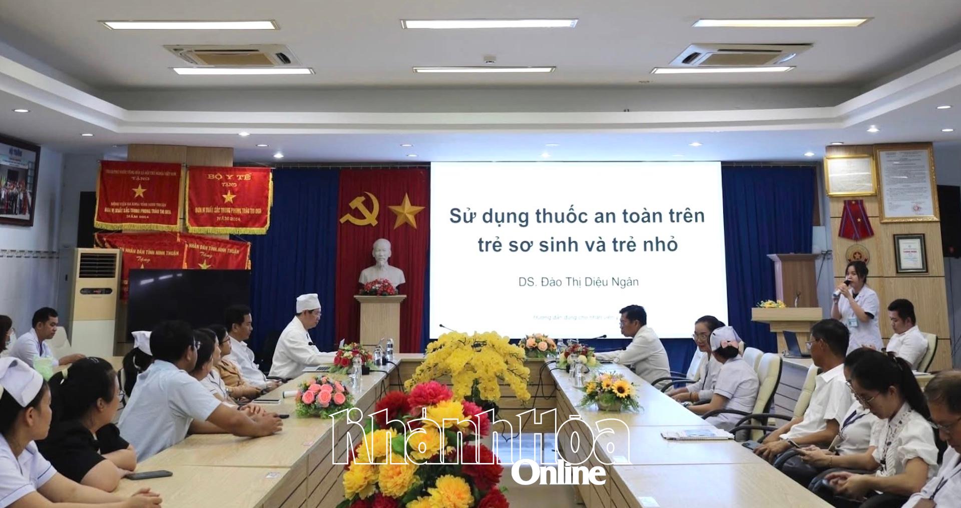 Báo cáo viên báo cáo chuyên đề tại buổi sinh hoạt