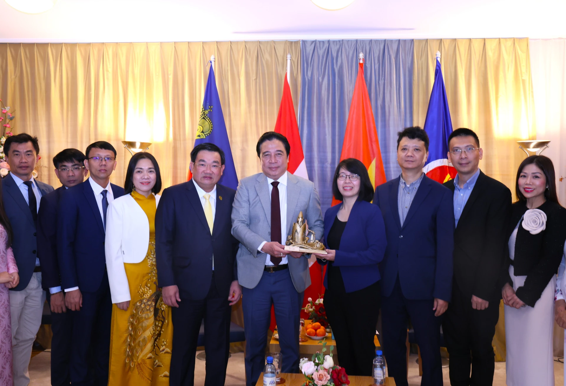 Chủ tịch UBND tỉnh Nguyễn Khắc Toàn tặng quà cho Đại sứ quán Việt Nam tại Thụy Sĩ.
