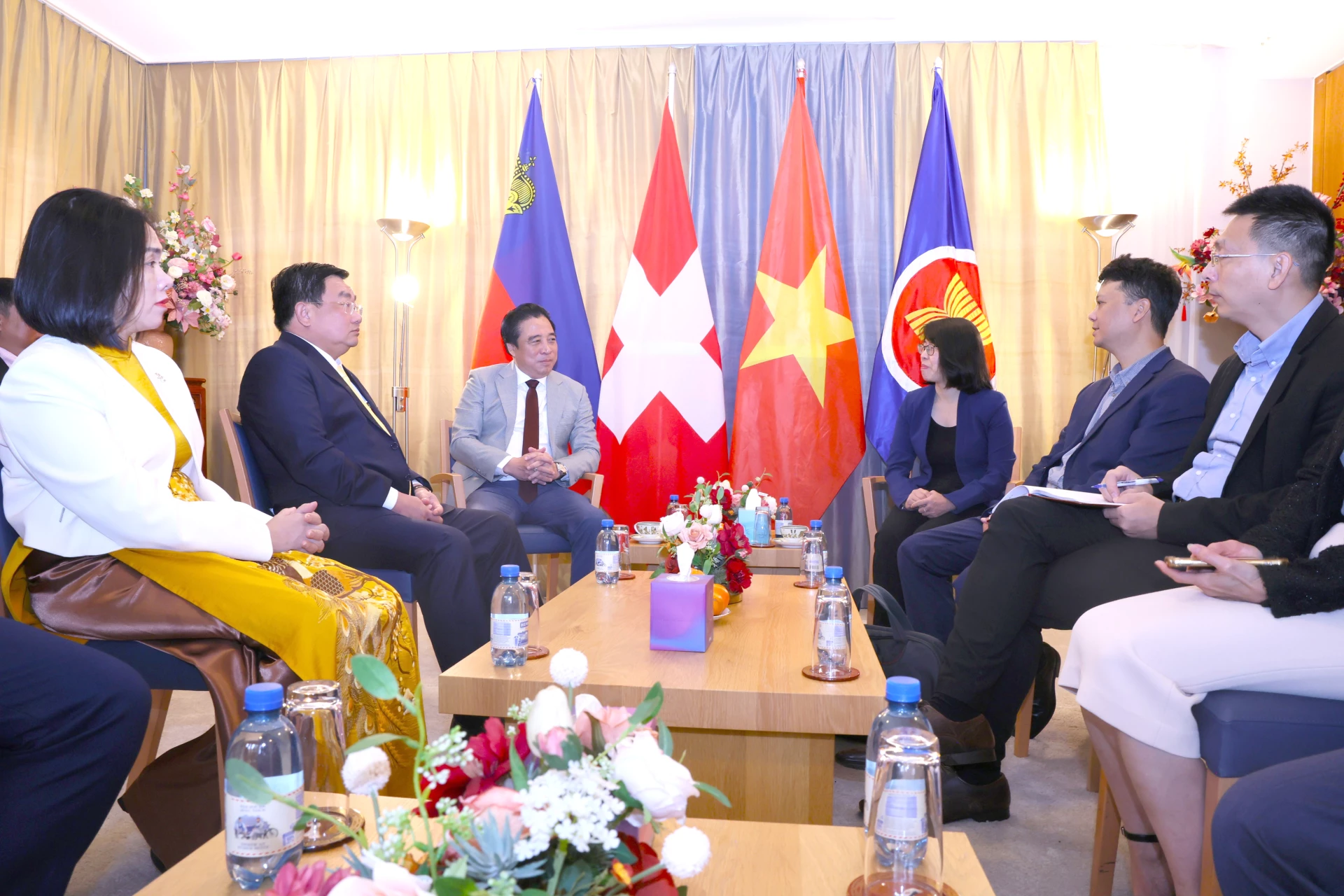 Chủ tịch UBND tỉnh Nguyễn Khắc Toàn 
trò chuyện với Tham tán, Đại biện Chu Thu Hằng.
