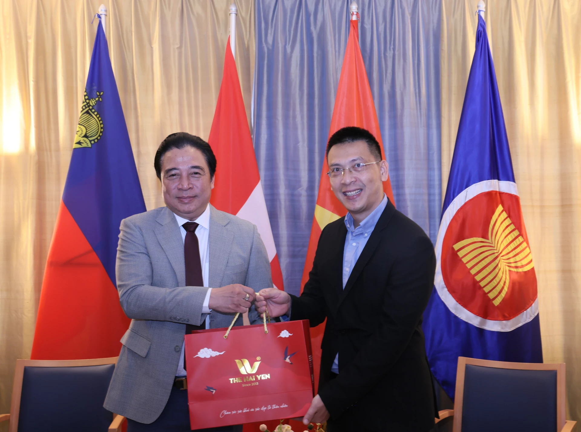 Chủ tịch UBND tỉnh Nguyễn Khắc Toàn trò chuyện tặng quà cán bộ Đại sứ quán Việt Nam tại Thụy Sĩ.
