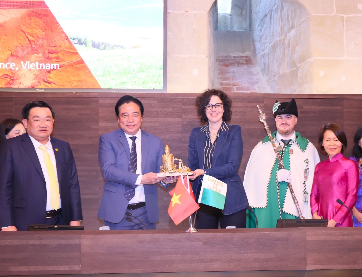 Chủ tịch UBND tỉnh Nguyễn Khắc Toàn tặng quà lưu niệm cho chính quyền bang Vaud.
