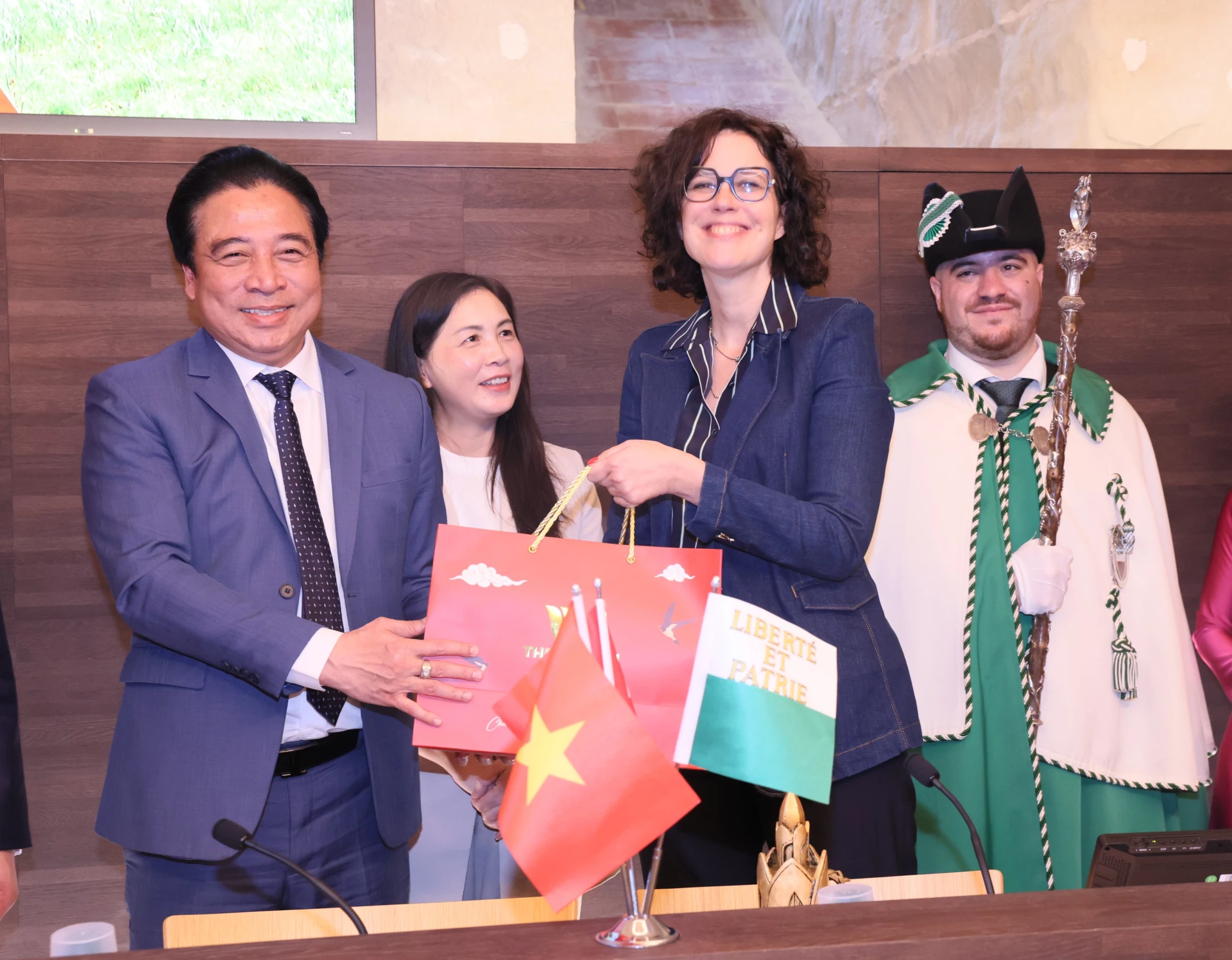 Chủ tịch UBND tỉnh Nguyễn Khắc Toàn tặng quà bà Christelle Luisier Brodard.
