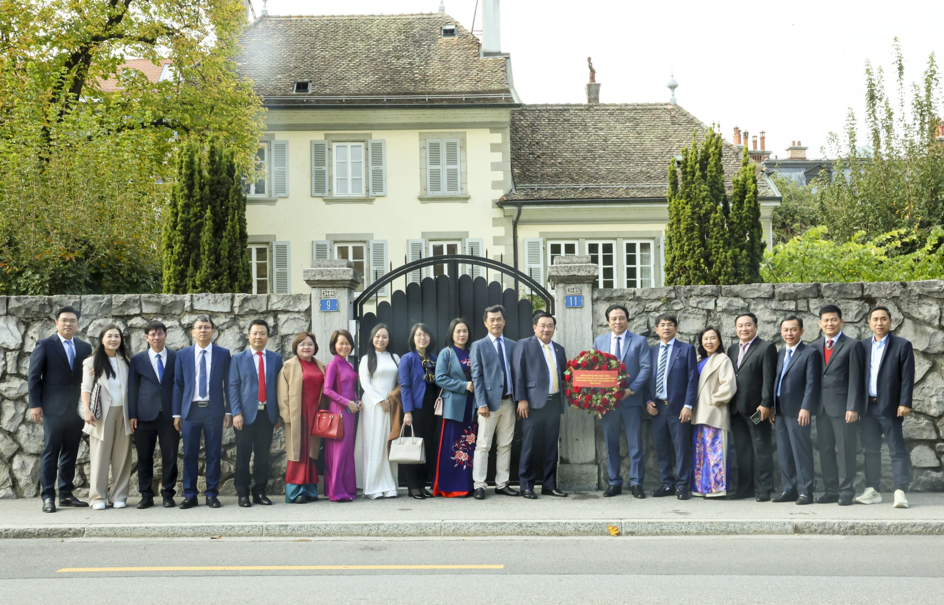 Đoàn công tác tỉnh Khánh Hòa chụp ảnh lưu niệm với chính quyền bang Vaud.
