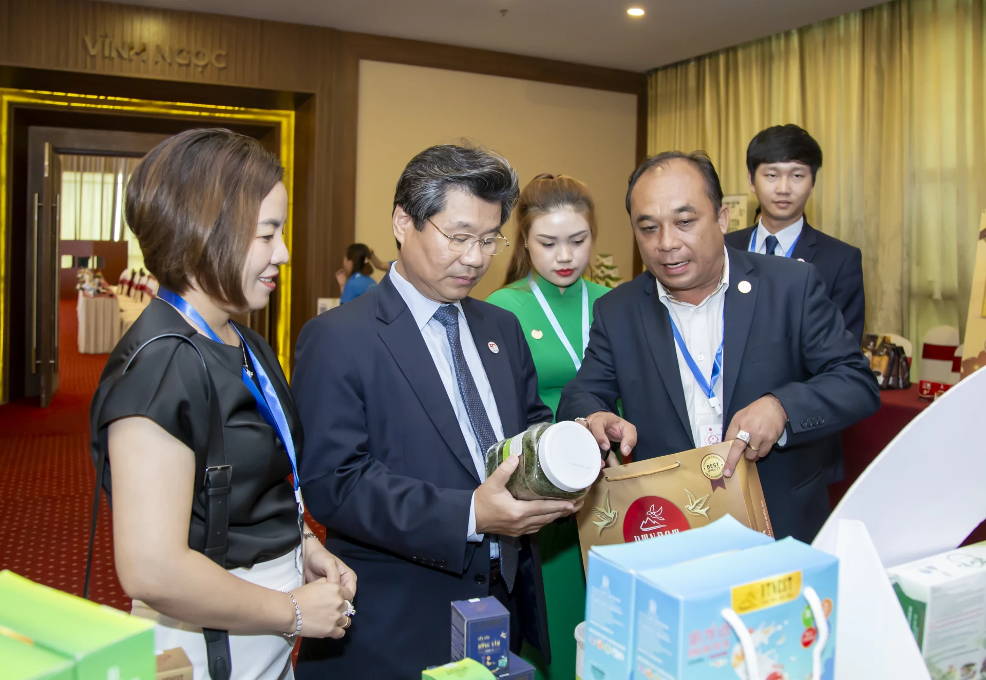 Giới thiệu sản phẩm rong nho của DT group tại hội nghị kết nối cung cầu được tổ chức ở Khánh Hòa