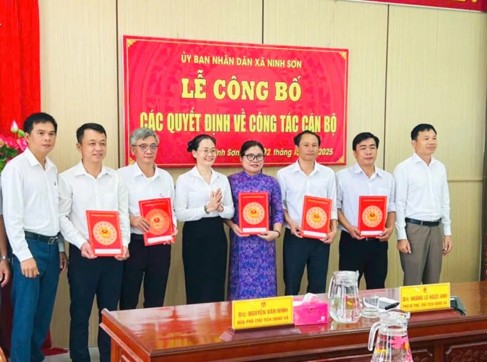 Xã Ninh Sơn: Công bố các quyết định về công tác cán bộ
