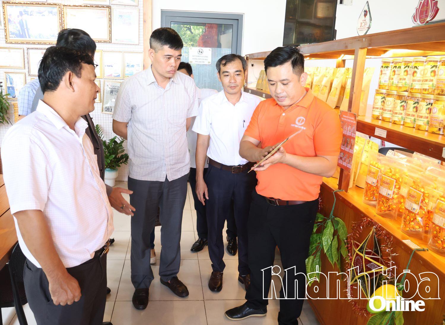 Đoàn công tác tham quan khu trưng bày xoài tại showroom Xoài CamLamOnline.