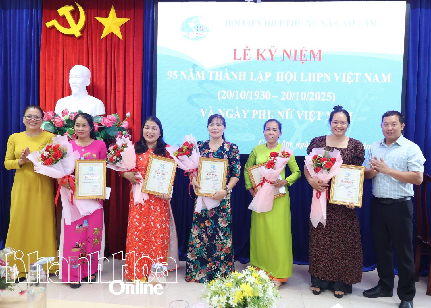 Khen thưởng các chi hội trưởng có nhiều đóng góp trong hoạt động hội và phong trào phụ nữ năm 2025.