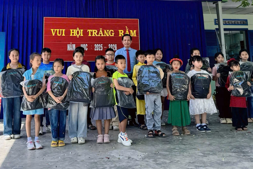 Trao 20 suất quà cho học sinh nghèo có thành tích học tập tốt.
