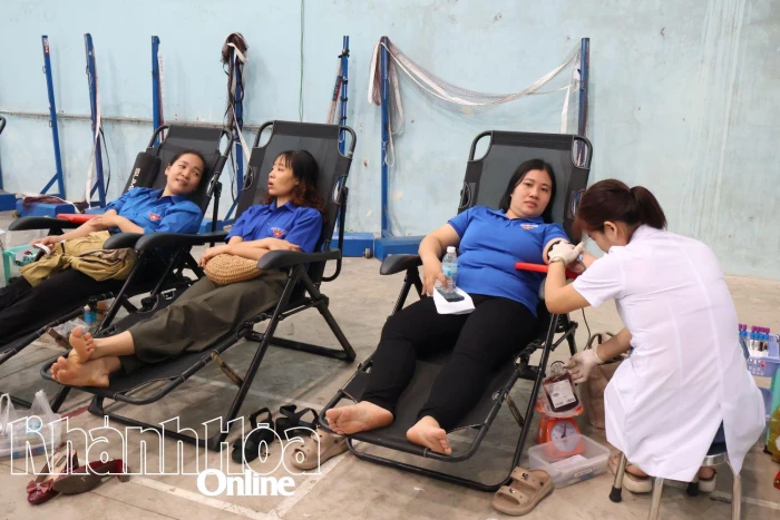 Hơn 300 người tham gia hiến máu tình nguyện