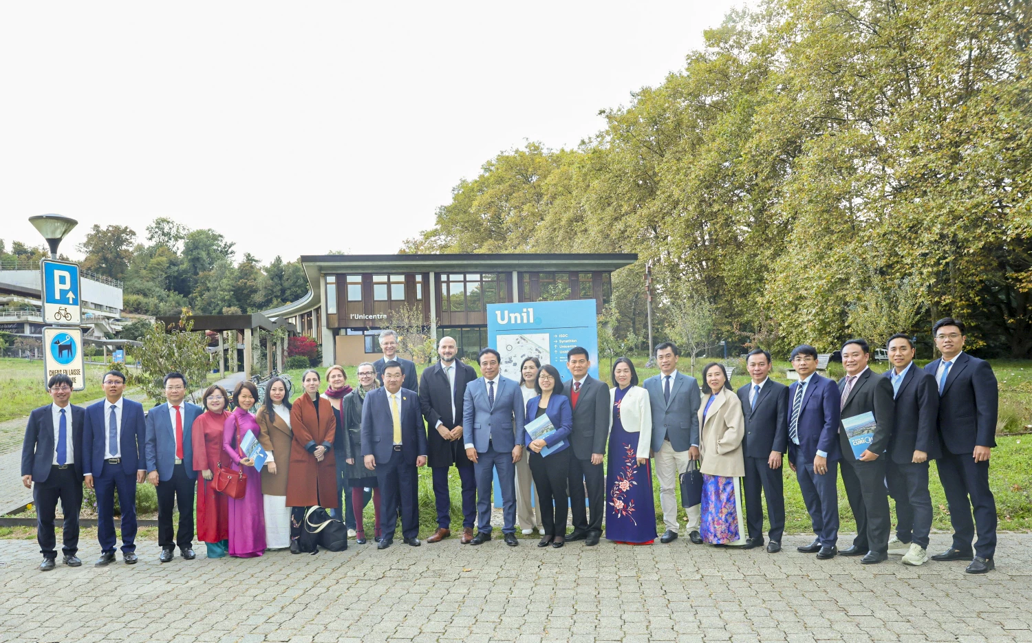  Đoàn công tác tỉnh Khánh Hòa chụp ảnh lưu niệm cùng lãnh đạo Trường Đại học Lausanne.