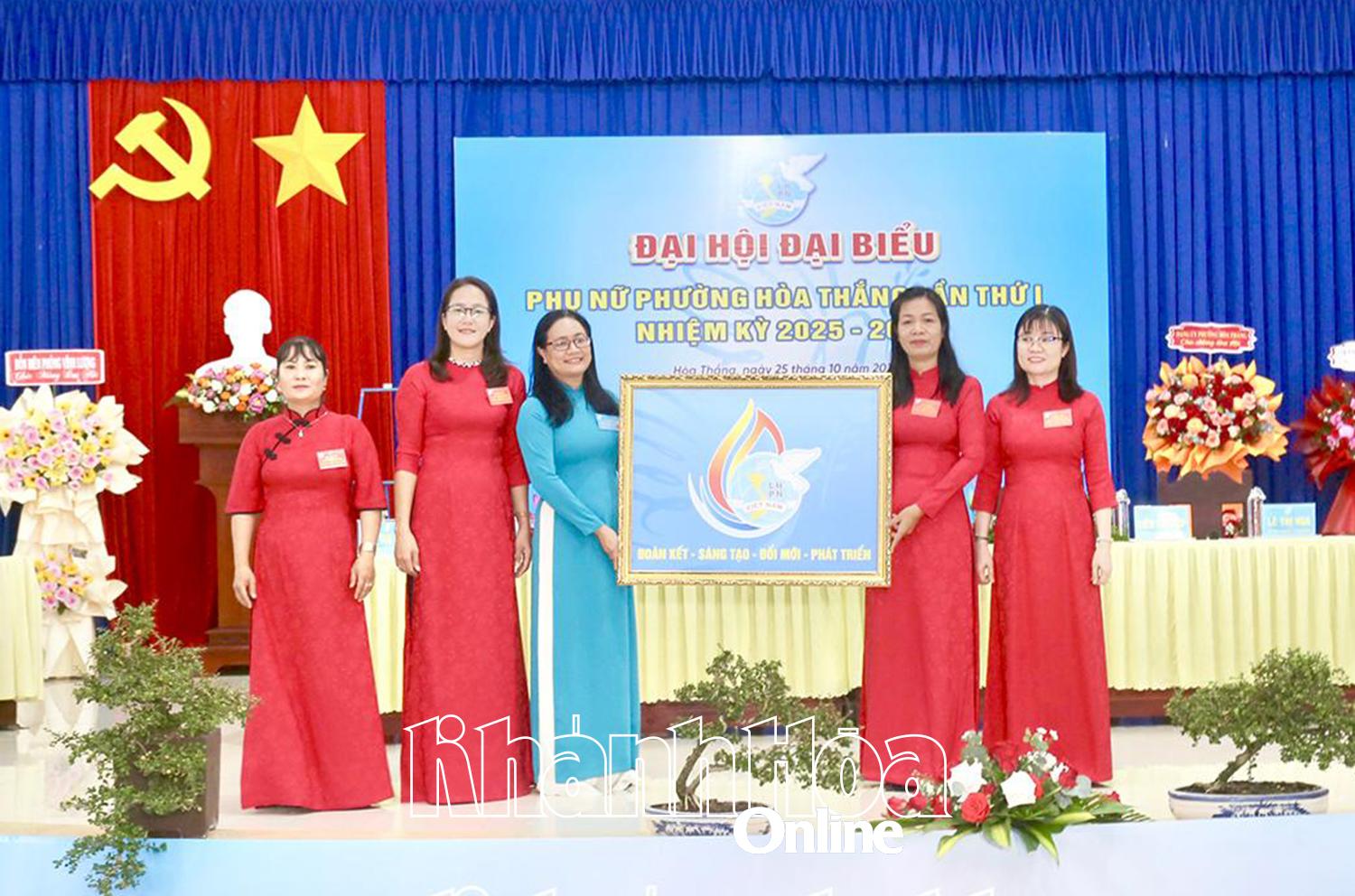 Lãnh đạo Hội Liên hiệp Phụ nữ tỉnh tặng quà chúc mừng đại hội.