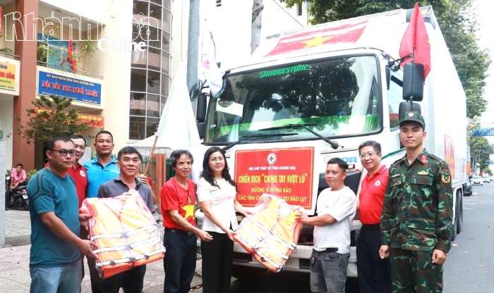 Hội Chữ thập đỏ tỉnh Khánh Hòa tổ chức vận chuyển 40 tấn hàng hỗ trợ người dân vùng lũ