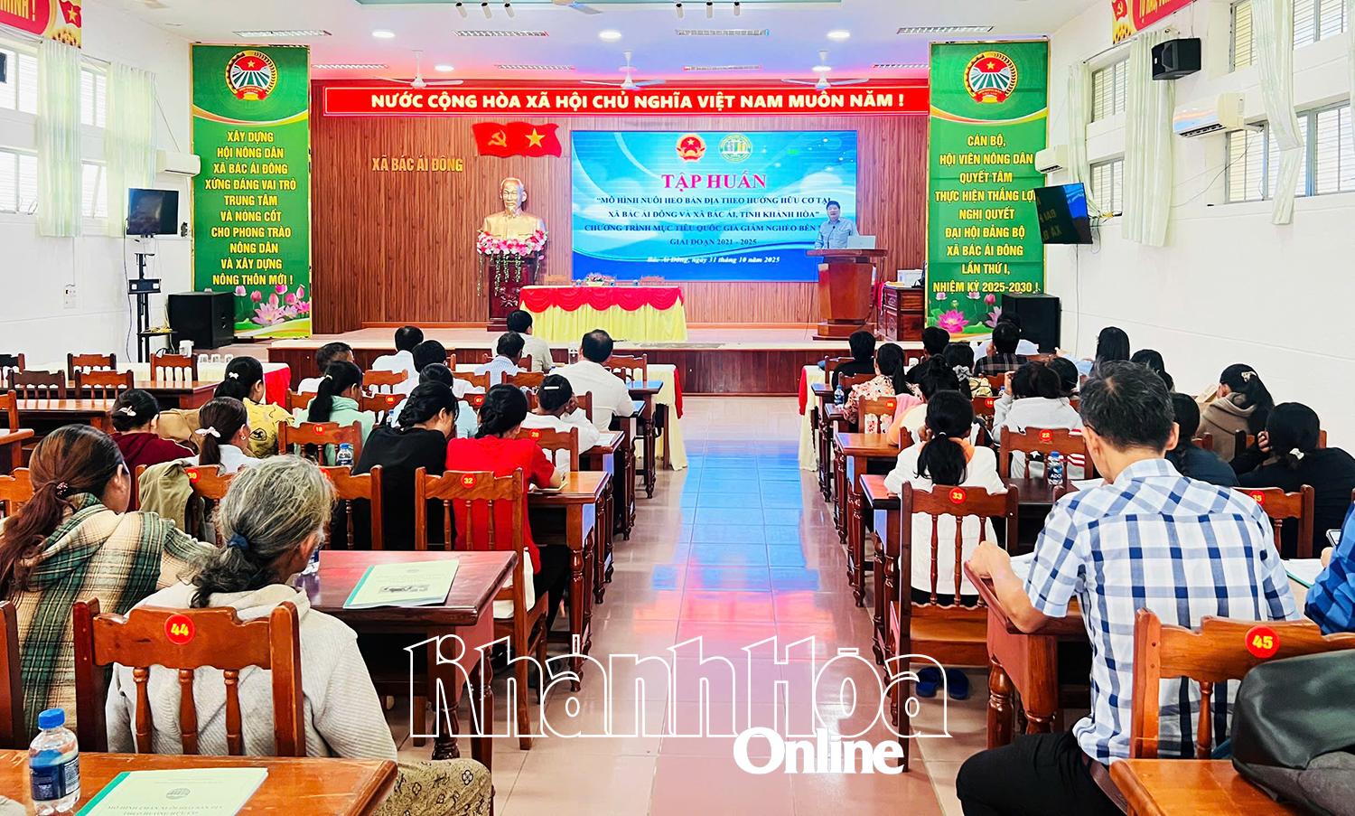 Quang cảnh buổi tập huấn.