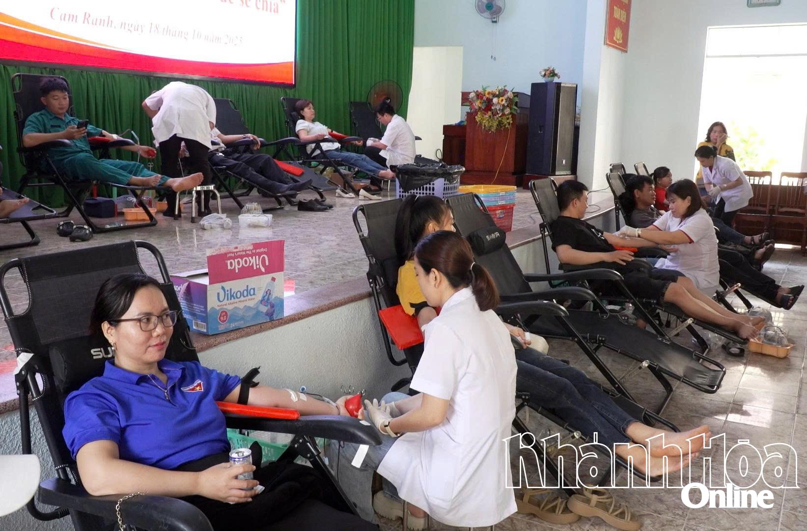 Quang cảnh buổi hiến máu tình nguyện.