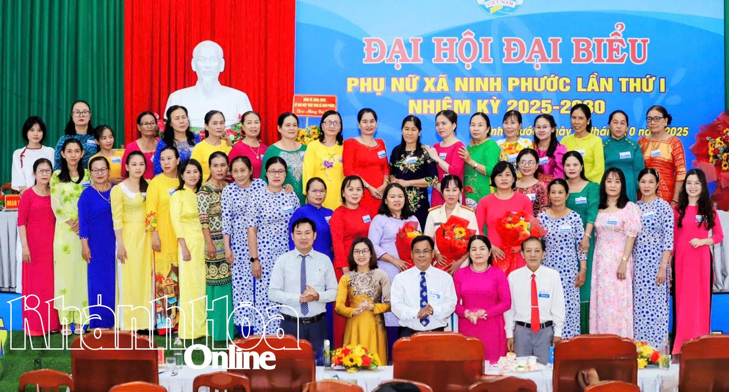 Lãnh đạo Hội LHPN tỉnh và xã Ninh Phước tặng hoa chúc mừng Ban Chấp hành Hội LHPN xã Ninh Phước nhiệm kỳ 2025 - 2030.