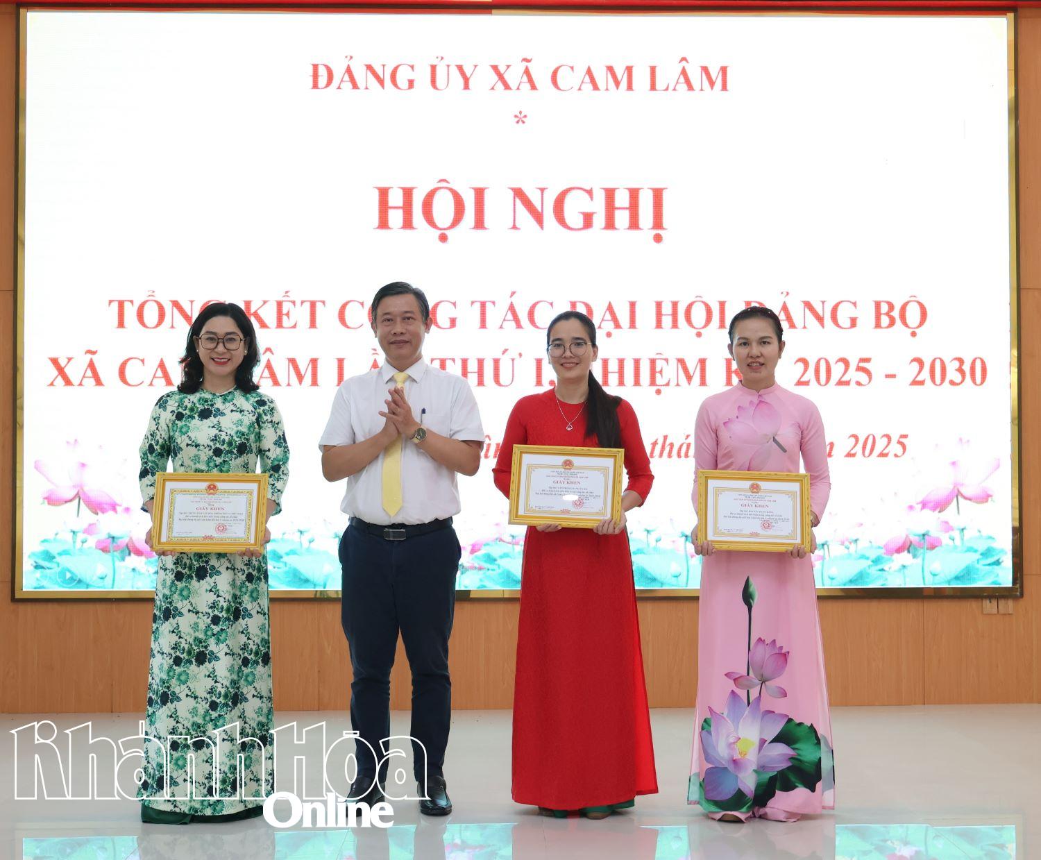 Lãnh đạo xã Cam Lâm tặng giấy khen cho các tập thể.