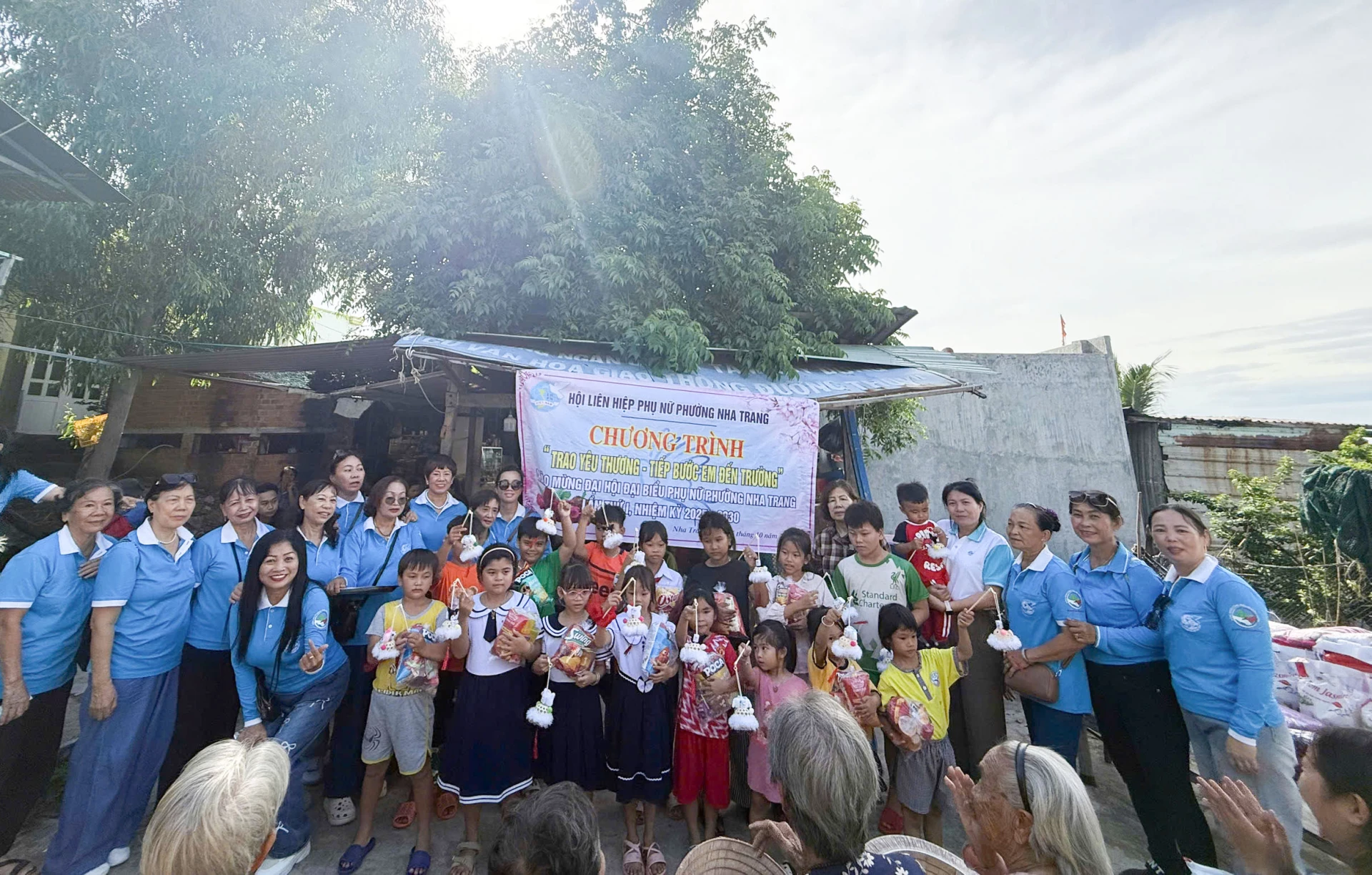 Tặng quà Trung thu cho các em thiếu nhi.