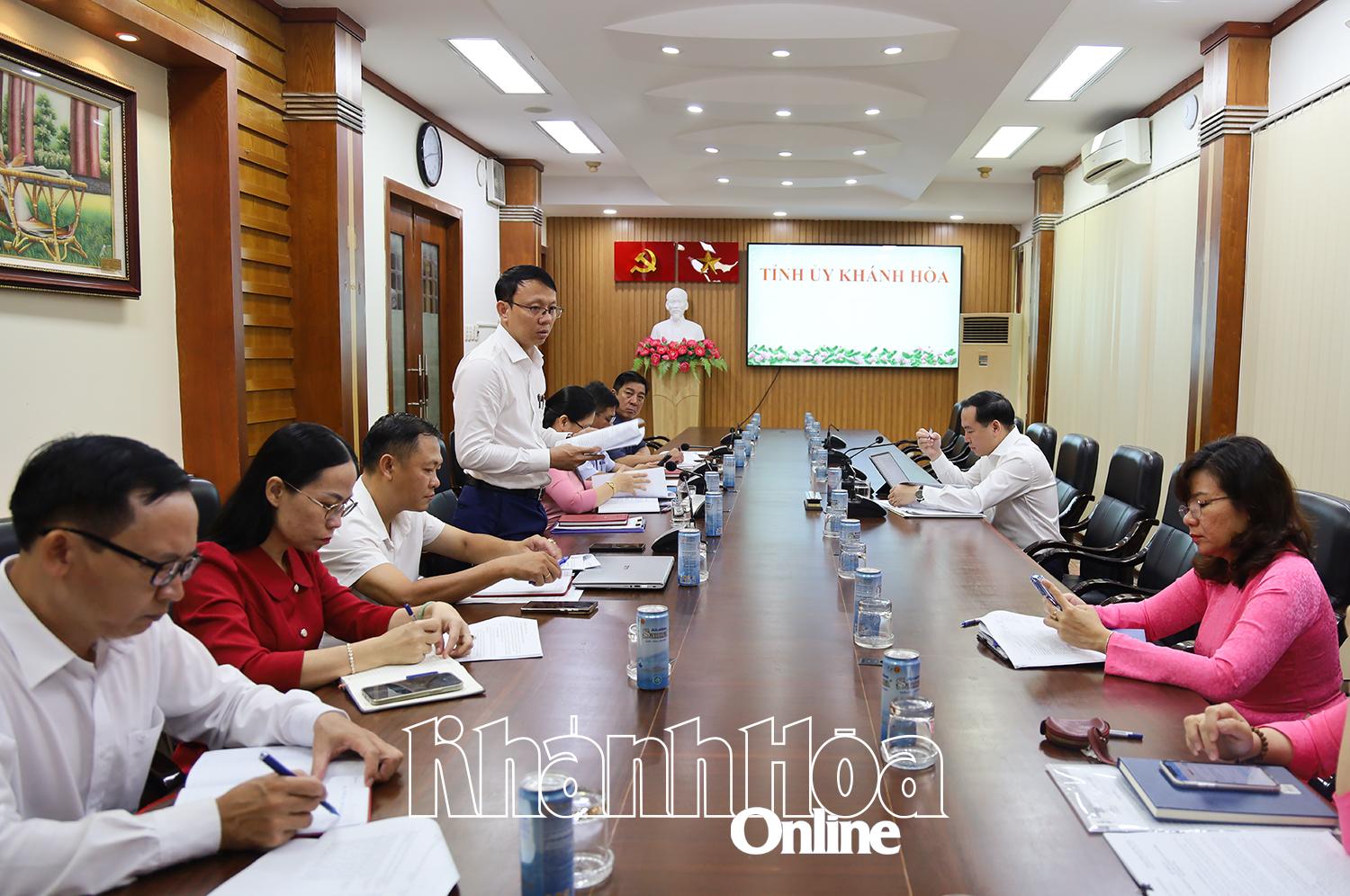 Quang cảnh cuộc họp.