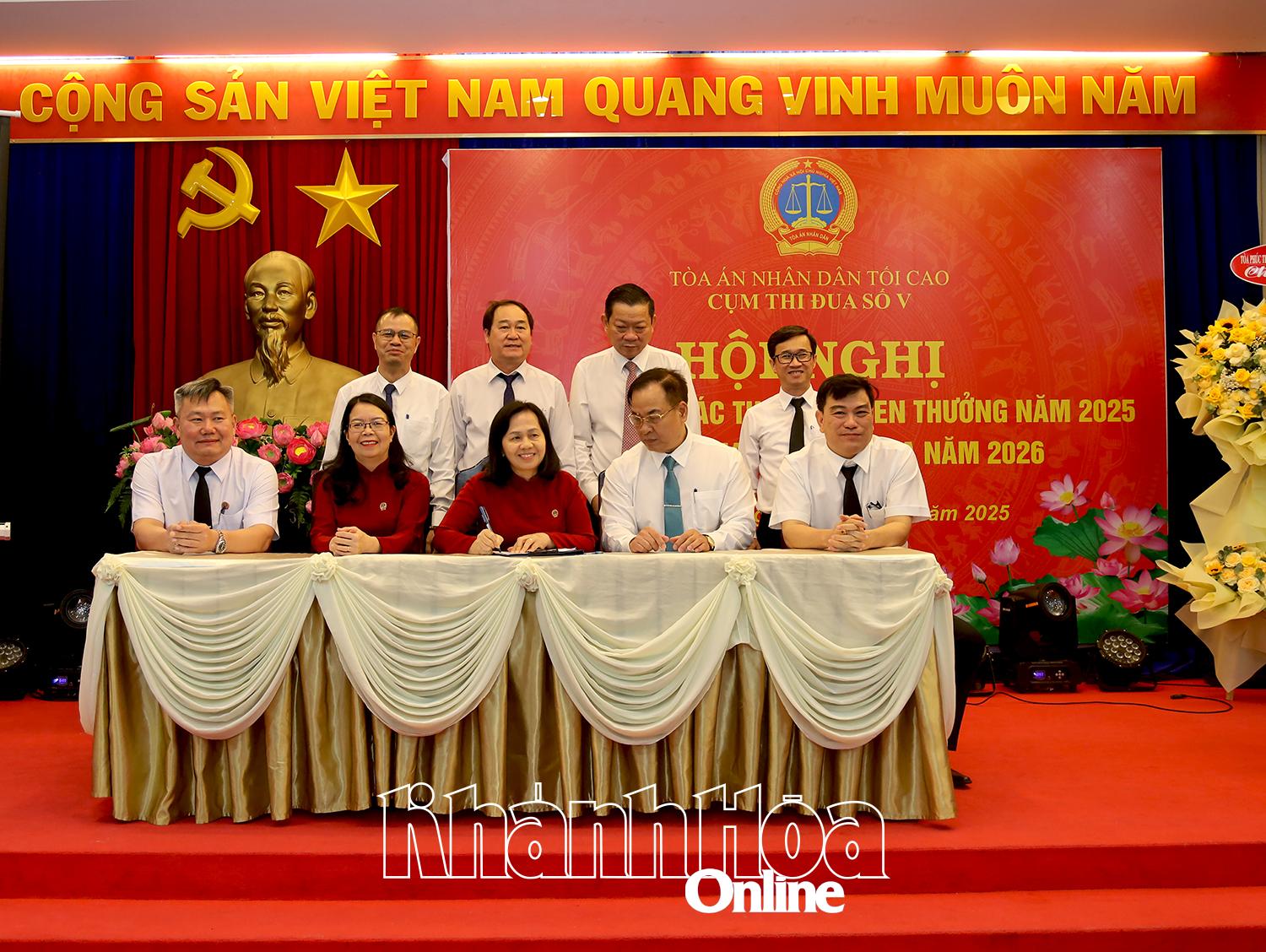 Các thành viên ký kết giao ước thi đua năm 2026.