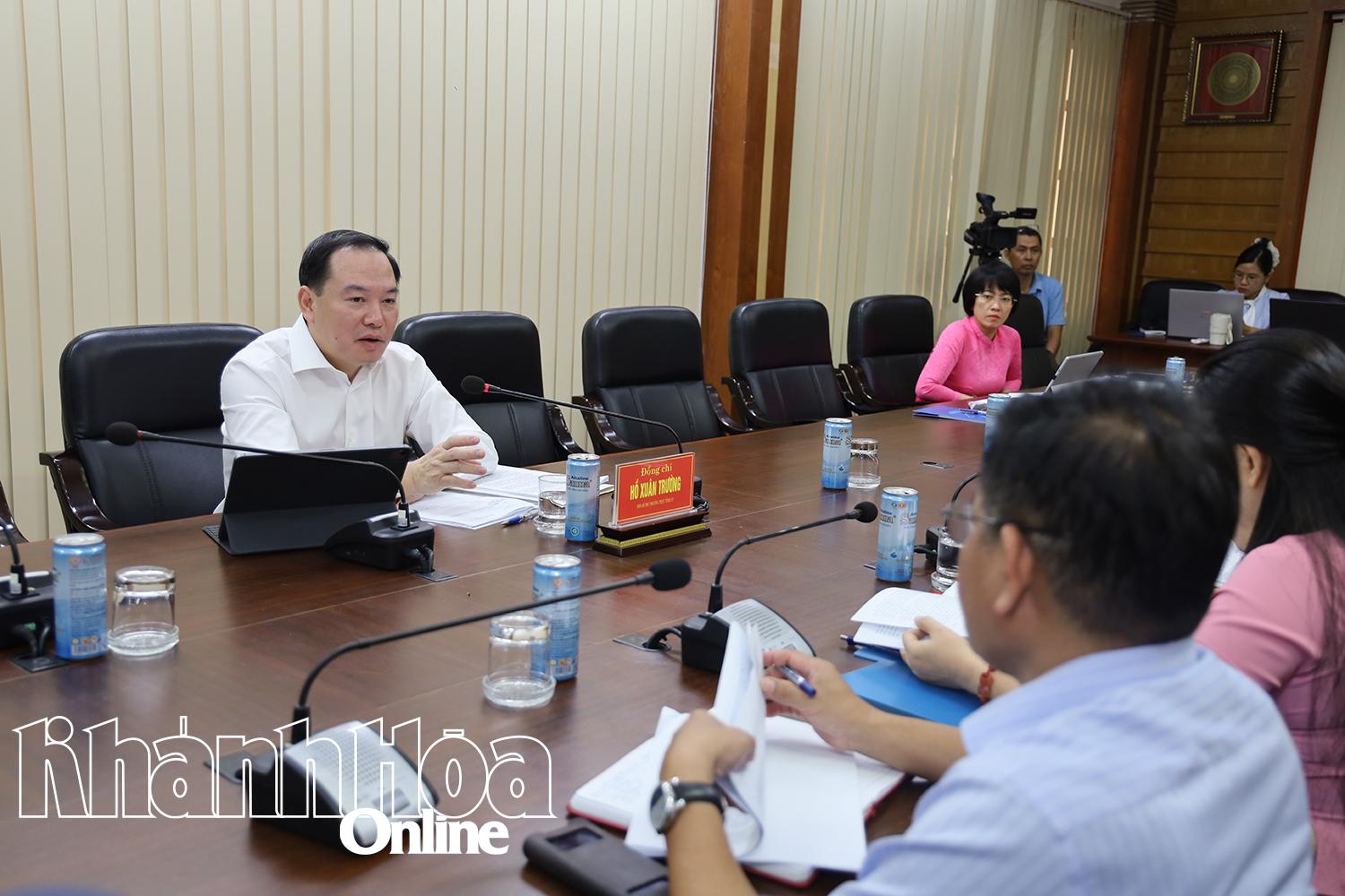 Phó Bí thư Thường trực Tỉnh ủy Hồ Xuân Trường kết luận cuộc họp. 