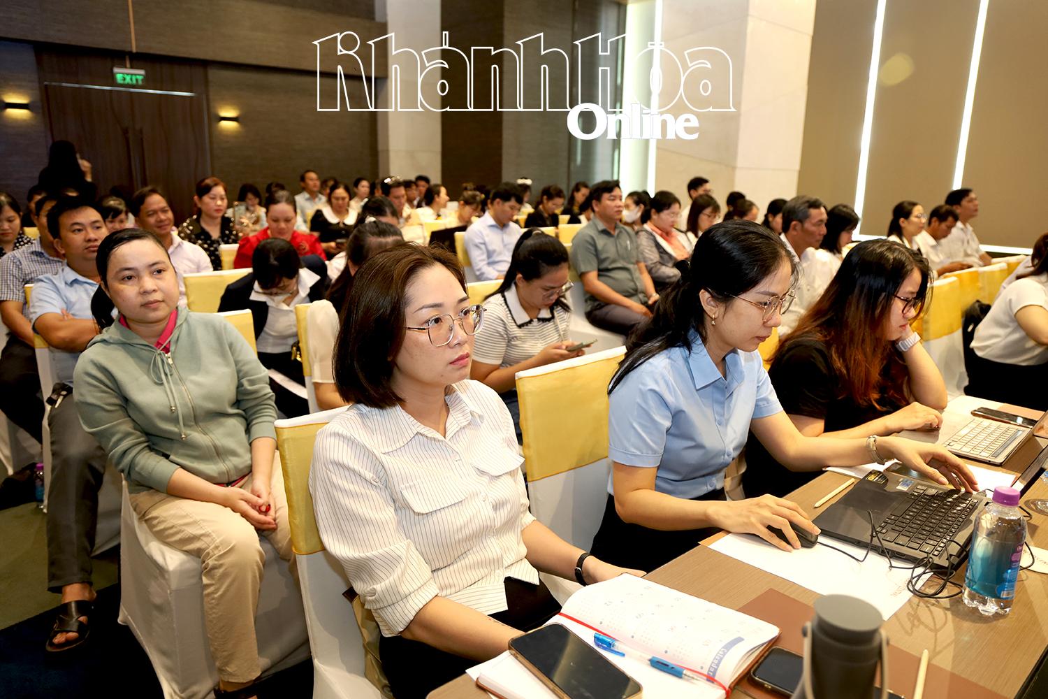 Tập huấn nghiệp vụ lưu trữ điện tử năm 2025

Sáng 23-10, Sở Nội vụ tổ chức hội nghị tập huấn nghiệp vụ lưu trữ điện tử năm 2025. Tham dự hội nghị có khoảng 250 đại biểu là lãnh đạo, công chức phụ trách công tác văn thư, lưu trữ của Văn phòng Đoàn Đại biểu Quốc hội, HĐND, UBND tỉnh, HĐND và UBND cấp xã, các sở, ban, ngành, đơn vị sự nghiệp công lập, cơ quan ngành dọc Trung ương, doanh nghiệp nhà nước...

Tại hội nghị, các đại biểu được hướng dẫn thể thức, kỹ năng soạn thảo văn bản quy phạm pháp luật, văn bản hành chính; tạo lập, nộp lưu hồ sơ nền giấy. Chương trình còn cập nhật các xu hướng mới trong quản trị văn phòng hiện đại, đặc biệt là ứng dụng công nghệ thông tin trong tạo lập hồ sơ điện tử và nộp lưu hồ sơ điện tử trên hệ thống Quản lý văn bản E-Office; thực hiện mẫu biểu báo cáo thống kê lĩnh vực văn thư, lưu trữ theo Thông tư số 02, ngày 23-3-2023 của Bộ trưởng Bộ Nội vụ quy định chế độ báo cáo thống kê ngành Nội vụ nhằm đáp ứng yêu cầu chuyển đổi số; công tác nộp lưu hồ sơ vào Lưu trữ lịch sử tỉnh, lưu trữ hiện hành; thực hiện quy định thời hạn bảo quản tài liệu và tạo danh mục hồ sơ cơ quan.

Hội nghị nhằm trang bị cho cán bộ, công chức phụ trách văn thư, lưu trữ các kiến thức chuyên môn, nghiệp vụ, kỹ năng để có thể vận dụng trong quá trình thực thi nhiệm vụ, giúp công tác văn thư, lưu trữ trên địa bàn tỉnh ngày càng chuẩn hóa, đáp ứng yêu cầu quản lý, vận hành thông suốt, liên tục và bền vững trong bối cảnh chuyển đổi số.