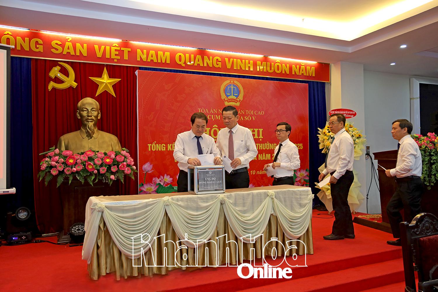 Các đại biểu hỗ trợ tòa án nhân dân các tỉnh miền Bắc khắc phục thiệt hại sau cơn bão số 10.