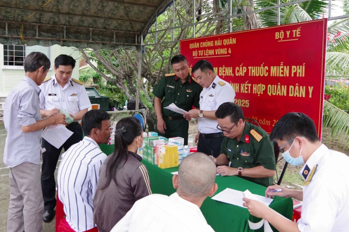 Lữ đoàn 146 và Ban Quân y Vùng 4 Hải quân: Khám bệnh, cấp thuốc miễn phí cho hơn 300 gia đình chính sách