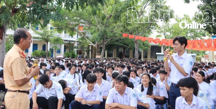Gần 1.400 cán bộ, giáo viên, học sinh được tuyên truyền an toàn giao thông