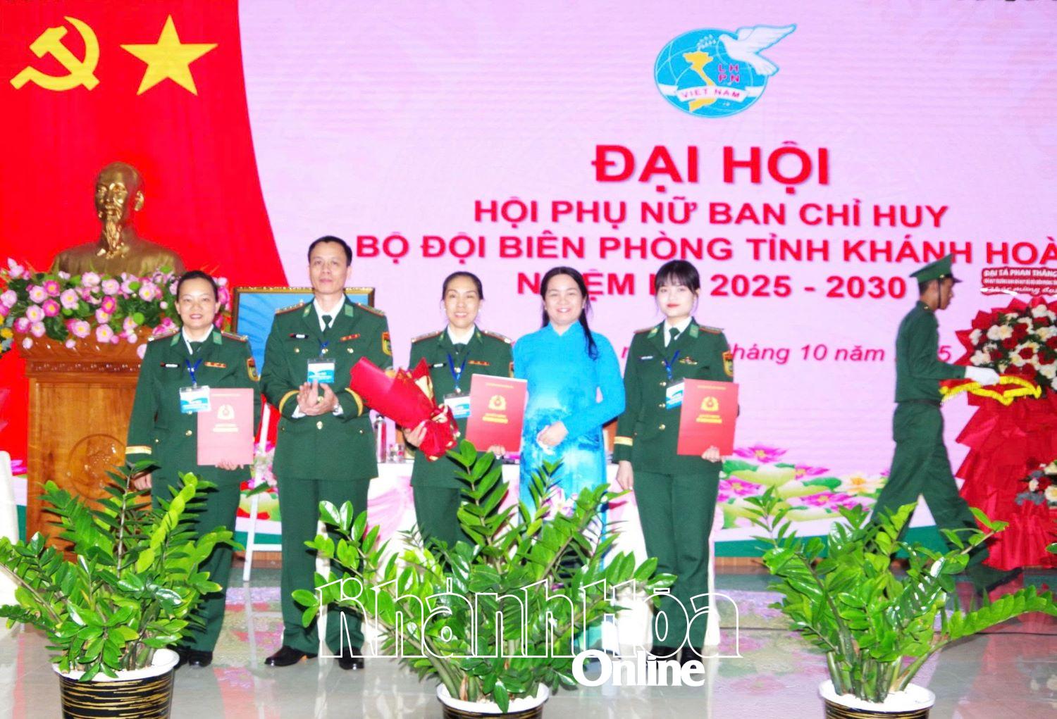 Đồng chí Phan Thị Hòa Bình - Phó Chủ tịch Thường trực Hội Liên hiệp Phụ nữ tỉnh và Đại tá Hồ Mạnh Hải - Phó Chính ủy Bộ đội Biên phòng tỉnh trao quyết định chỉ định Ban Chấp hành mới, nhiệm kỳ 2025 - 2030.