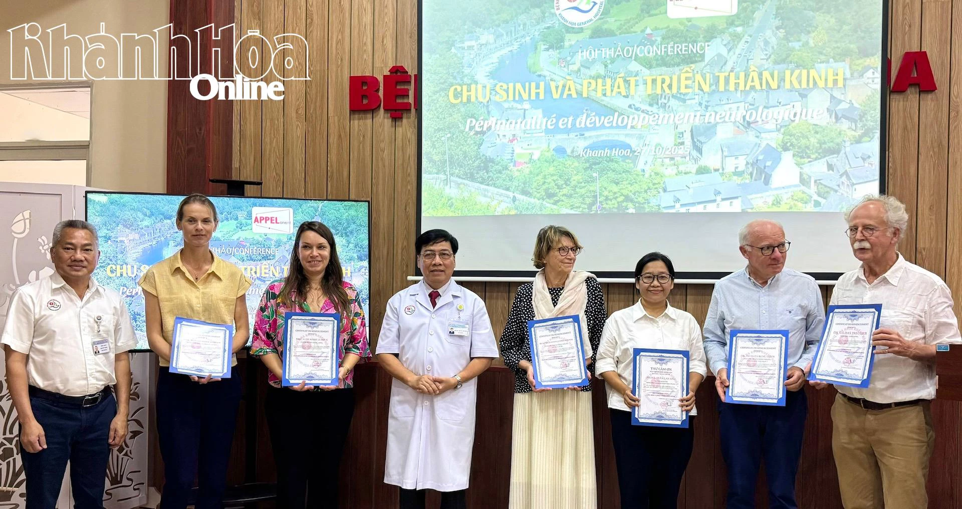 Lãnh đạo Bệnh viện Đa khoa Khánh Hòa tặng bảng tri ân cho các thành viên đoàn chuyên gia Pháp.
