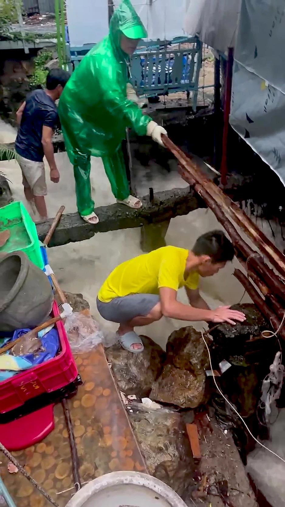 Người dân khu vực Hòn Rớ, phường Nam Nha Trang chủ động khơi thông dòng chảy.
