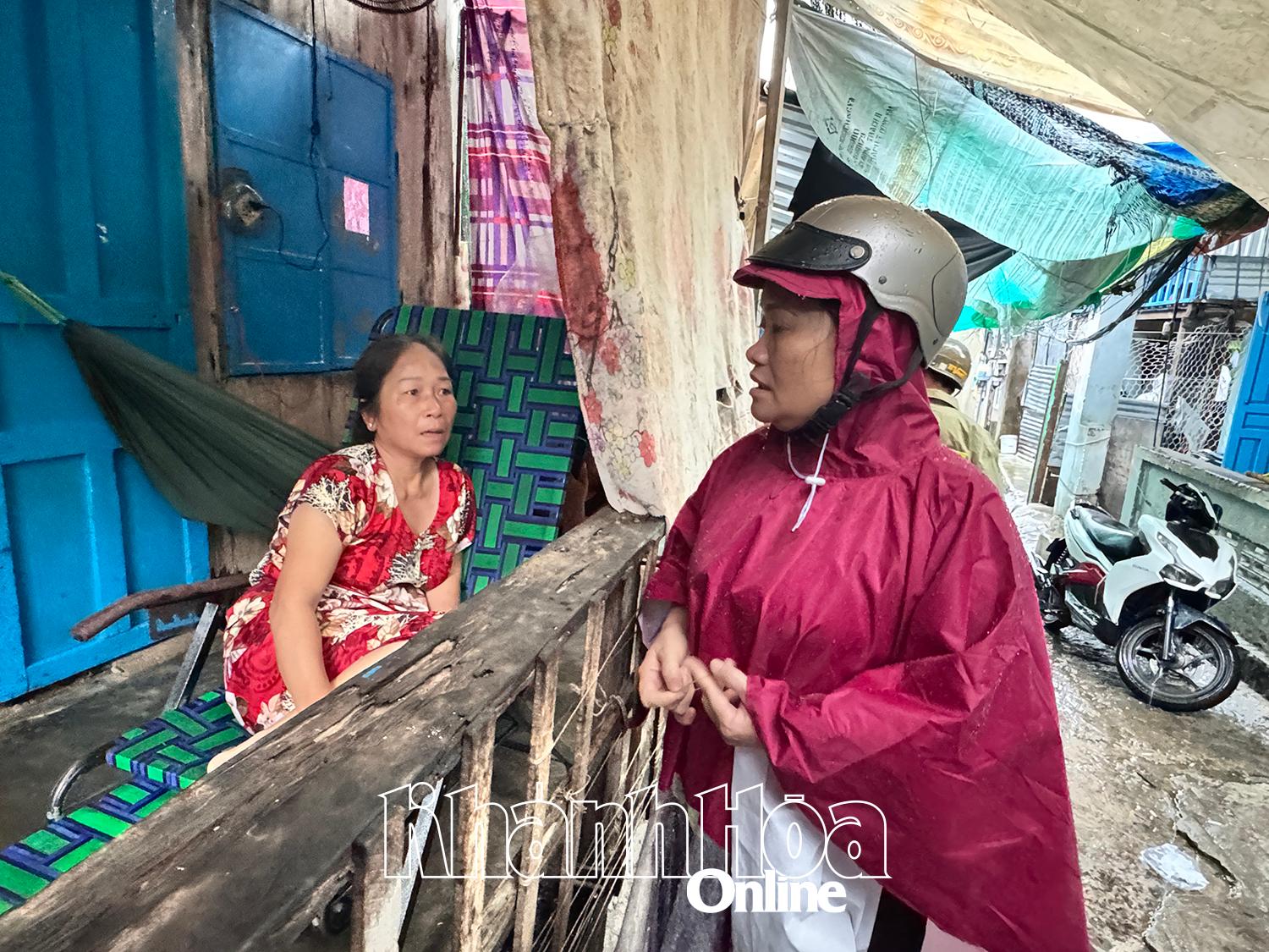 Tổ trưởng Tổ dân phố Thành Đạt (phường Nam Nha Trang) tuyên truyền, hướng dẫn người dân khu vực núi Hòn Rớ chấp hành chỉ đạo của chính quyền khi mưa kéo dài, có nguy cơ sạt lở đất đá.
