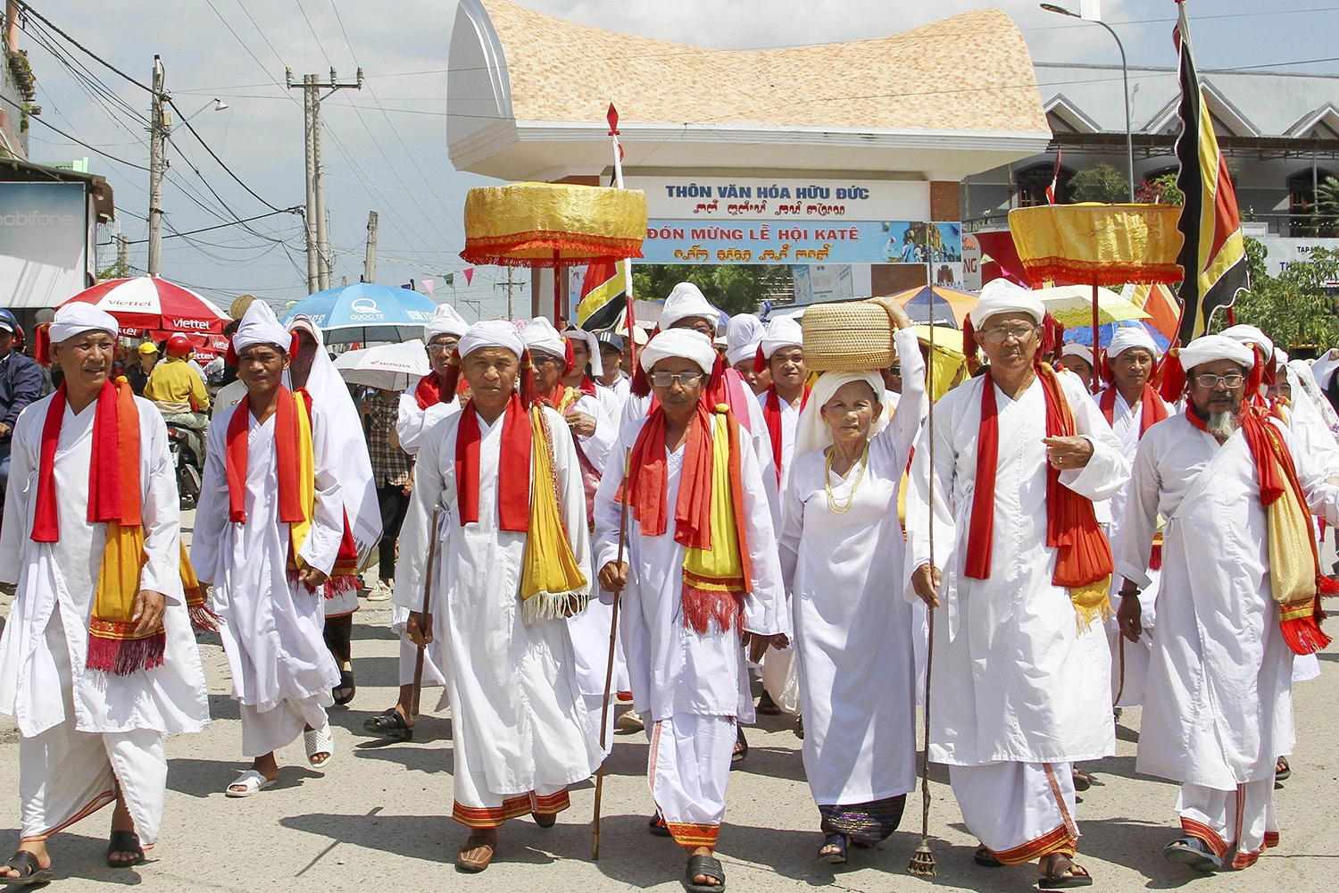 Các vị chức sắc người Chăm tham gia Lễ hội Katê. Ảnh: SƠN NGỌC
