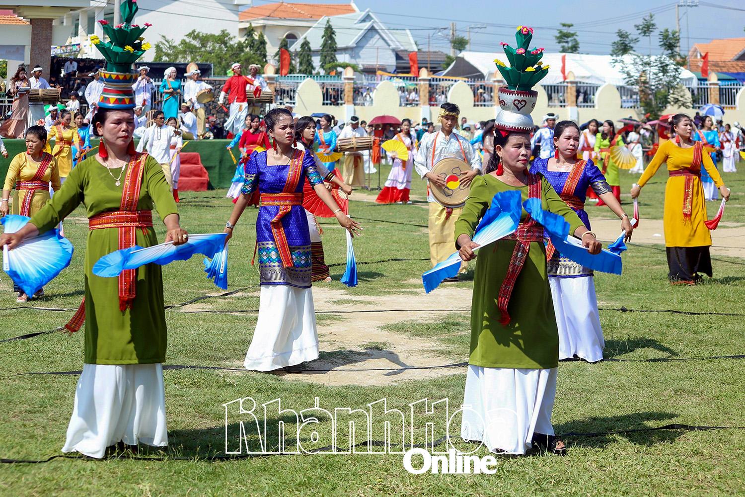 Người dân làng Chăm Hữu Đức (xã Phước Hữu) biểu diễn văn nghệ đón mừng Lễ hội Katê. Ảnh: SƠN NGỌC