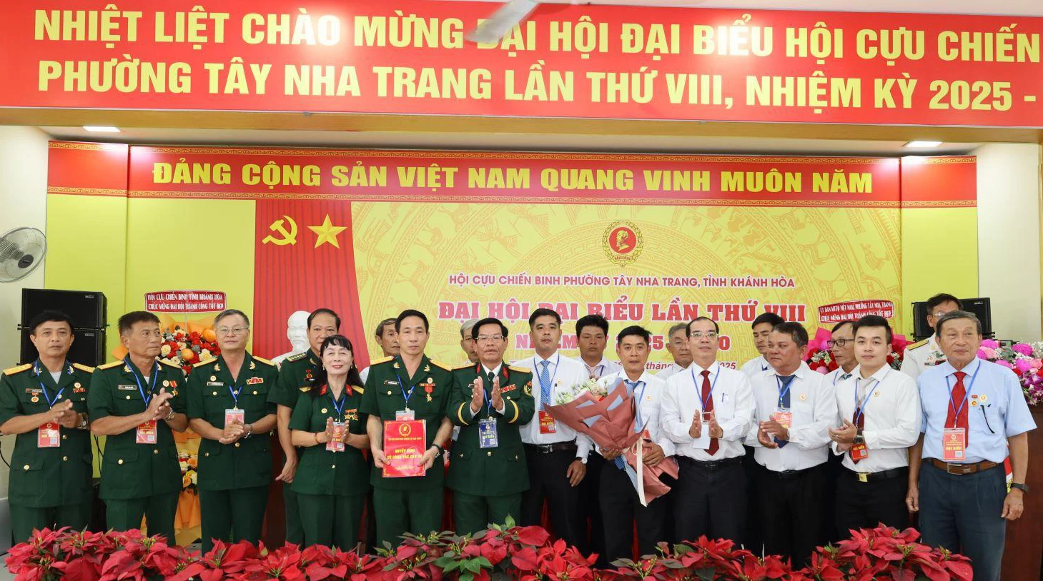 Lãnh đạo Hội Cựu chiến binh tỉnh và Đảng ủy phường Tây Nha Trang trao quyết định và tặng hoa chúc mừng Ban Chấp hành Hội Cựu chiến binh phường Tây Nha Trang nhiệm kỳ mới.
