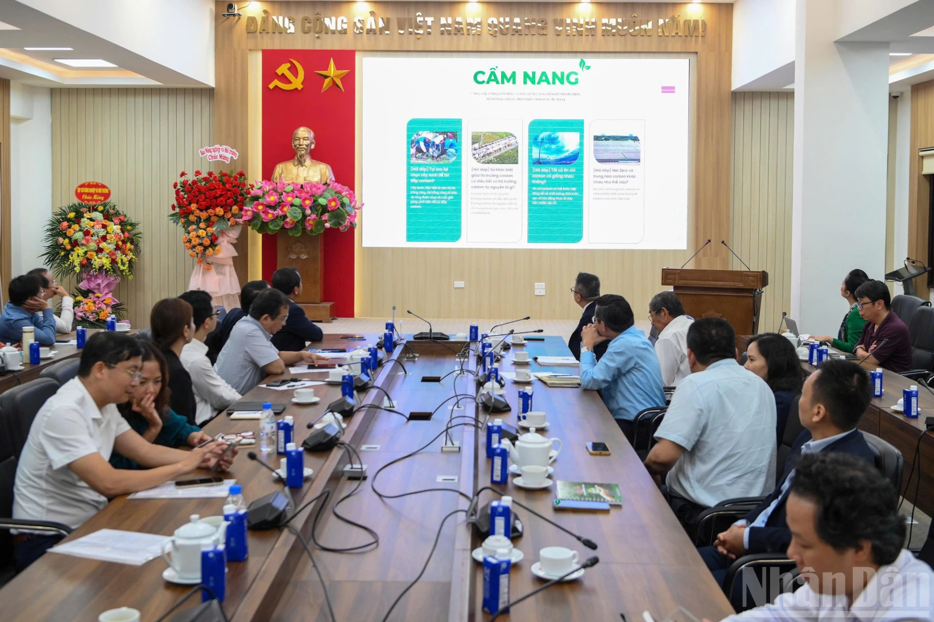 Các đại biểu xem video giới thiệu về trang thông tin Net Zero Việt Nam.