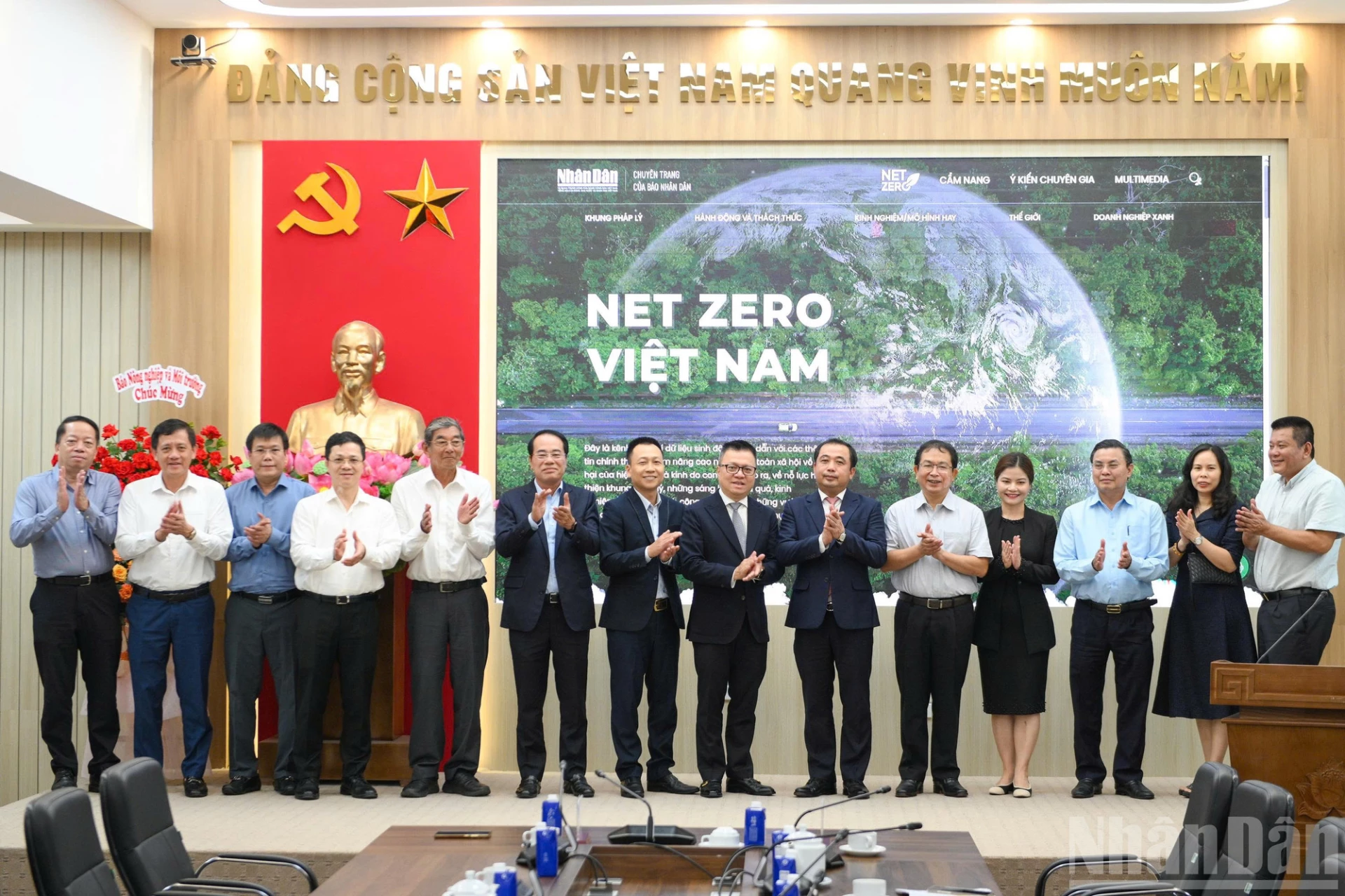 Các đại biểu chụp ảnh lưu niệm tại lễ ra mắt trang thông tin Net Zero Việt Nam.
