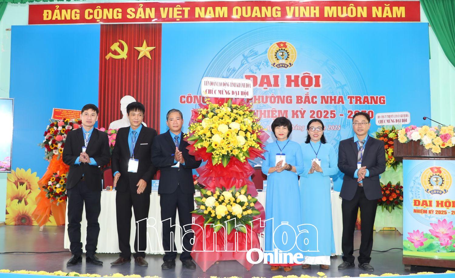 Bà Trần Thị Hương - Phó Chủ tịch Liên đoàn Lao động tỉnh tặng hoa chúc mừng đại hội.