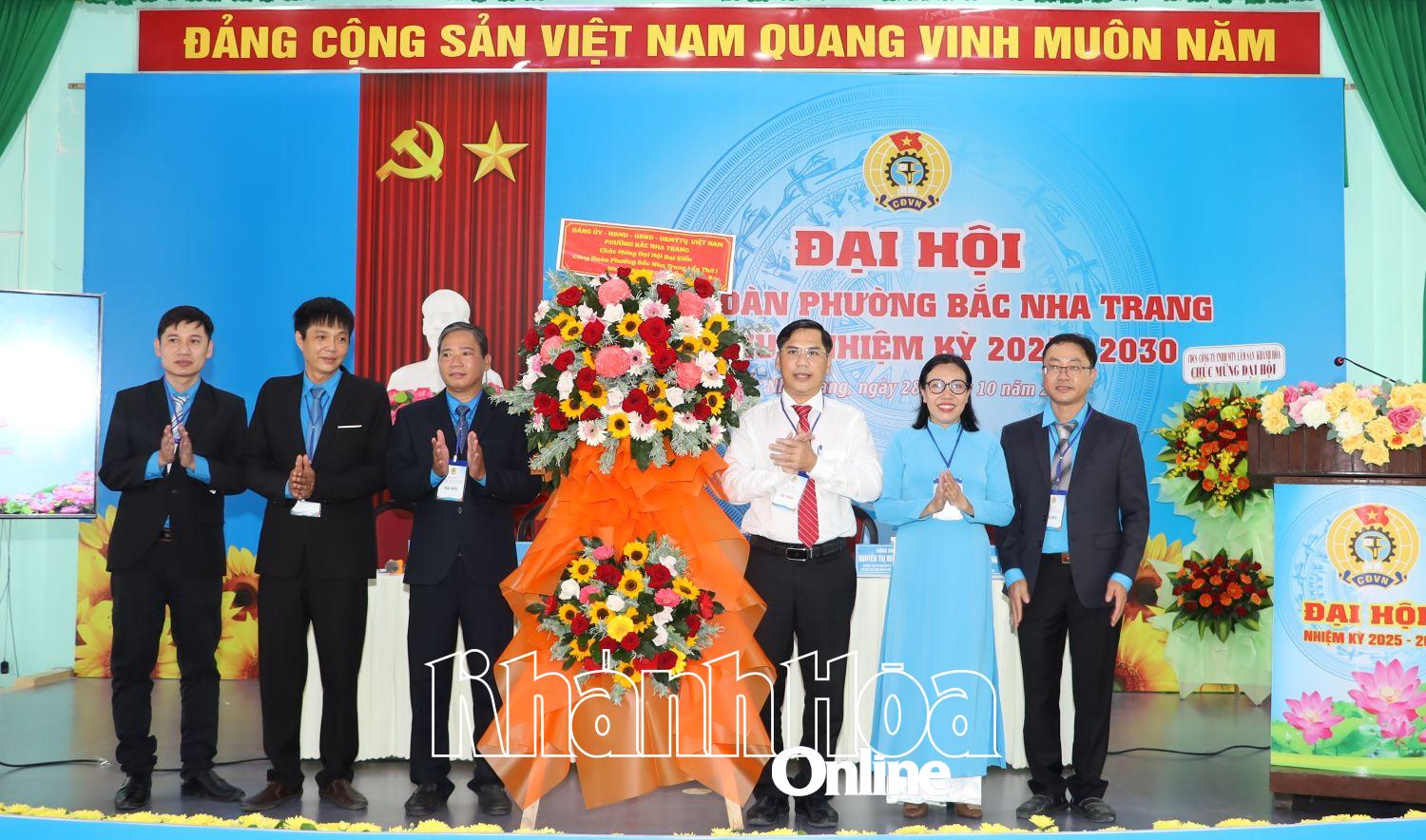 Lãnh đạo phường Bắc Nha Trang tặng hoa chúc mừng đại hội.