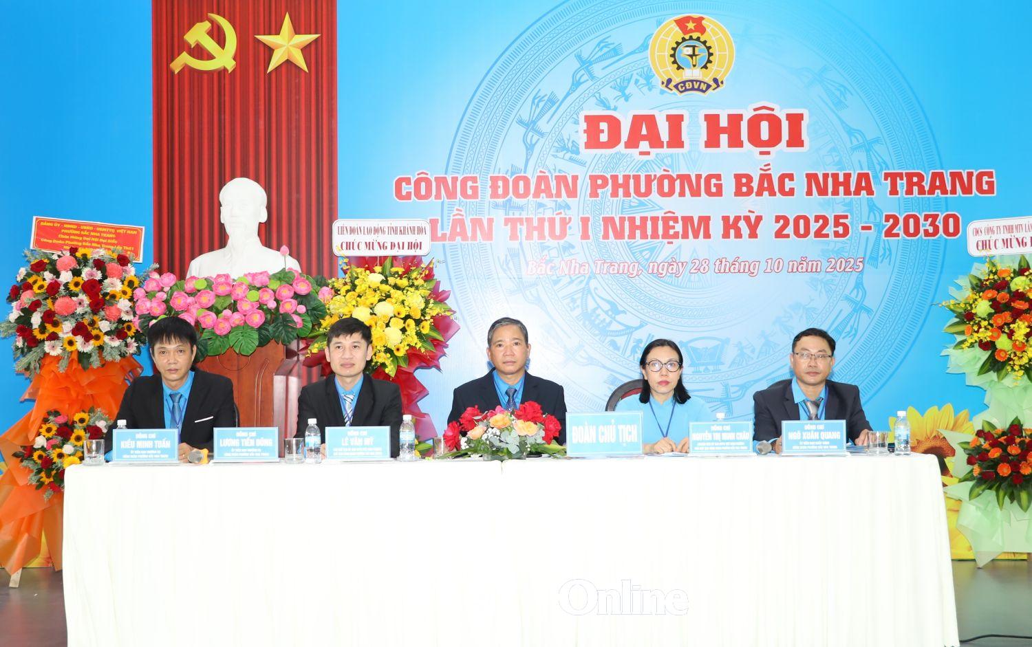 Đoàn chủ tịch điều hành đại hội.