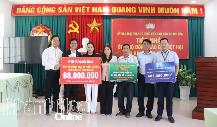 Ủy ban MTTQ Việt Nam tỉnh Khánh Hòa tiếp nhận hơn 1,7 tỷ đồng ủng hộ các tỉnh bị thiệt hại do bão